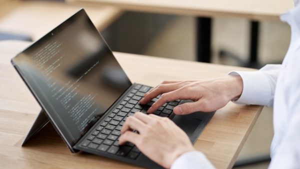 【常駐vs外部委託】電気主任技術者の働き方、あなたに合うのはどっち？